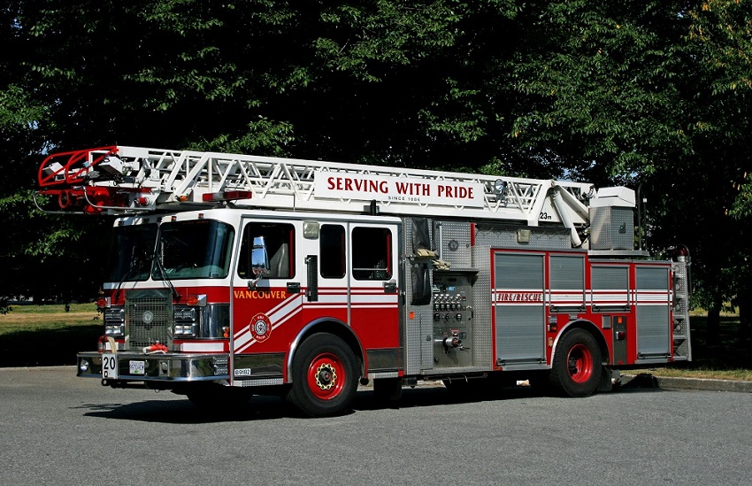 Photo of Anderson serial 96169KFNA983095, a 1999 Spartan aerial of the Vancouver Fire Department in British Columbia.