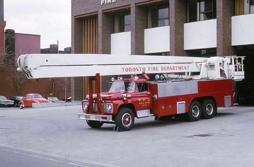 Photo of King-Seagrave serial 64007, a 1964 Ford platform of the Toronto Fire Department in Ontario.