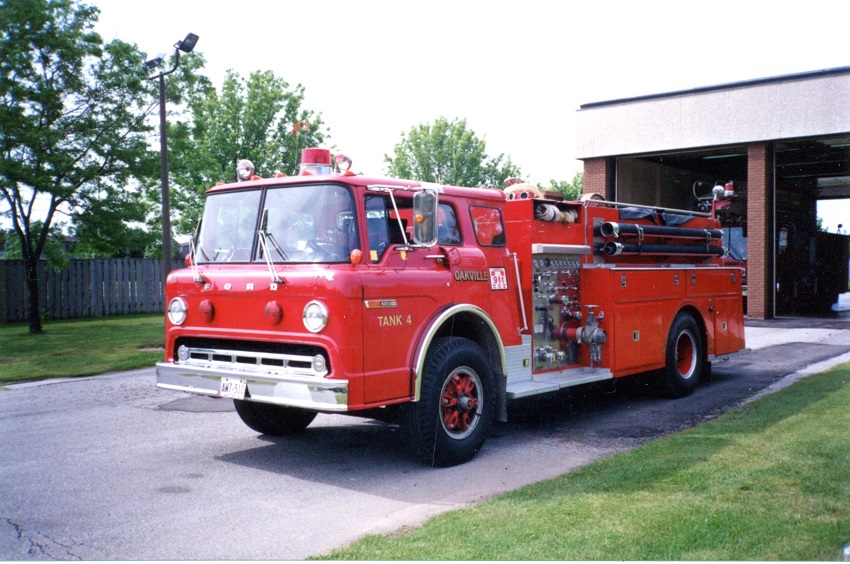 Photo of Pierreville serial PFT-529, a 1976 Ford pumper of the Oakville Fire Department in Ontario.
