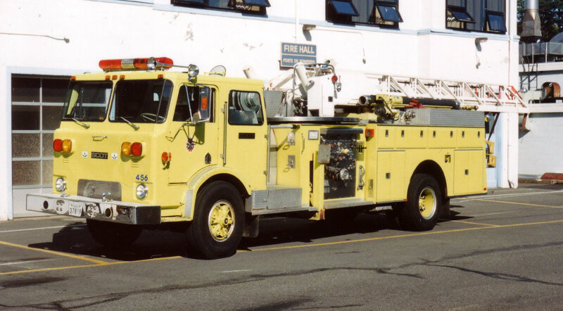 Photo of Pierreville serial PFT-850, a 1978 Scot quint of the CFB Esquimalt Fire Department in British Columbia.