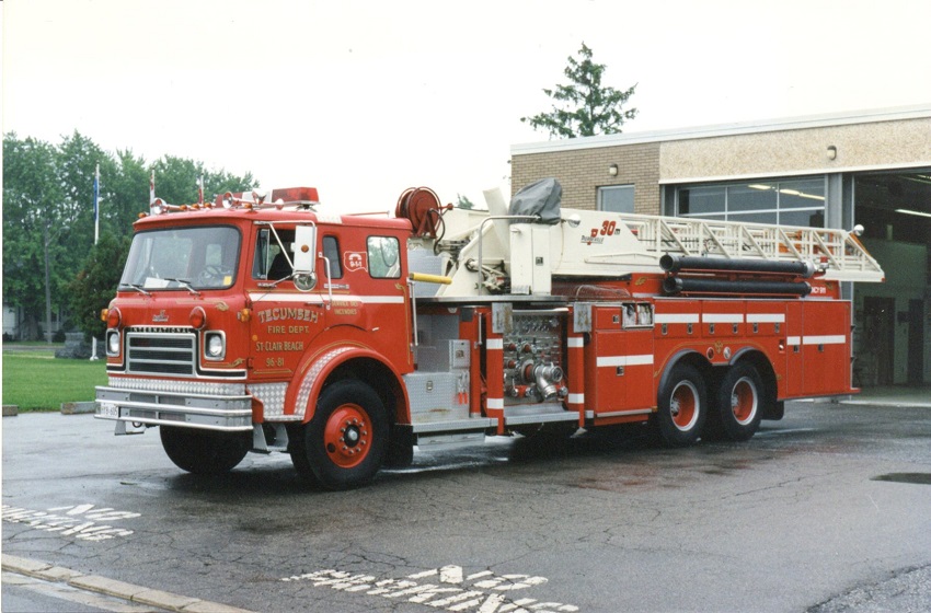 Photo of Pierreville serial PFT-1028, a 1982 International quint of the Tecumseh Fire Department in Ontario.