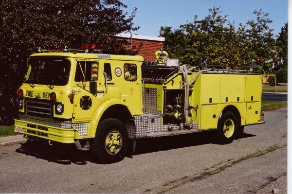 Photo of Pierreville serial PFT-1194, a 1982 International pumper of the Calgary Fire Department in Alberta.