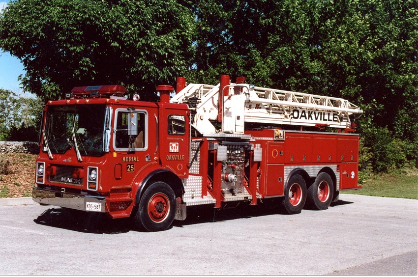 Photo of Pierreville serial PFT-1262, a 1983 Mack quint of the Oakville Fire Department in Ontario.