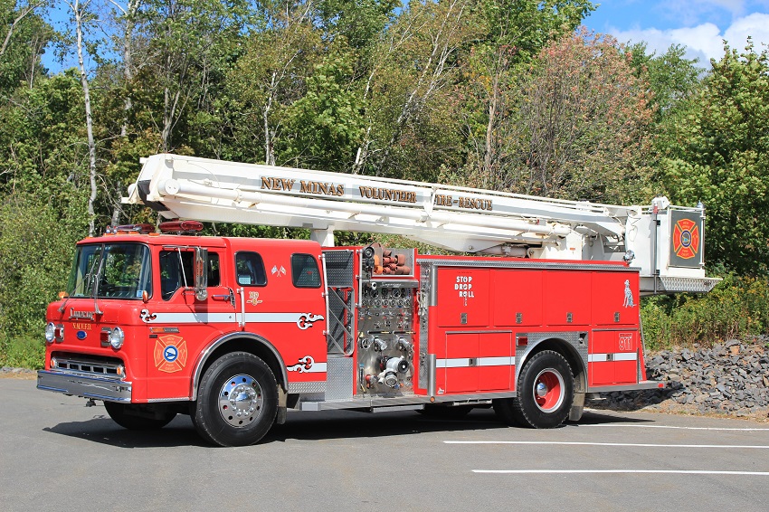 Photo of Superior serial SE 930, a 1988 Ford platform of the New Minas Fire Department in Nova Scotia.