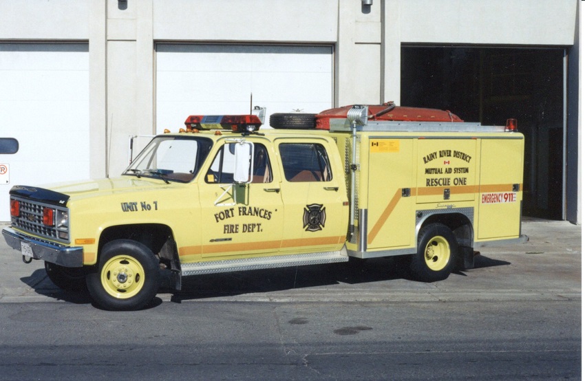 Photo of Superior serial SE 1013, a 1990 Chevrolet walk-around rescue of the Fort Frances Fire Department in Ontario.