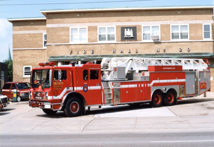 Photo of Superior serial SE 1122, a 1991 Mack aerial of the Toronto Fire Department in Ontario.