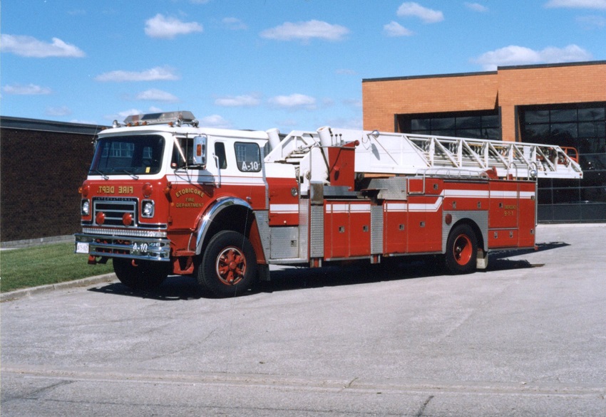 Photo of Thibault serial T81-116, a 1981 International aerial of the Toronto Fire Department in Ontario.