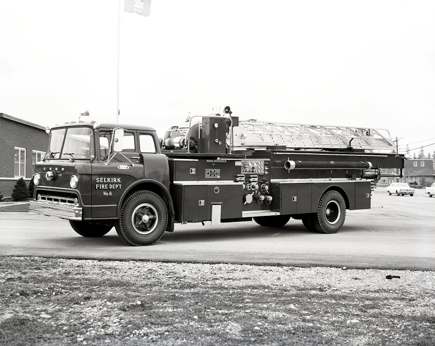 King-Seagrave delivery photo of serial 66035, a 1967 Ford quint of the Selkirk Fire Department in Manitoba.