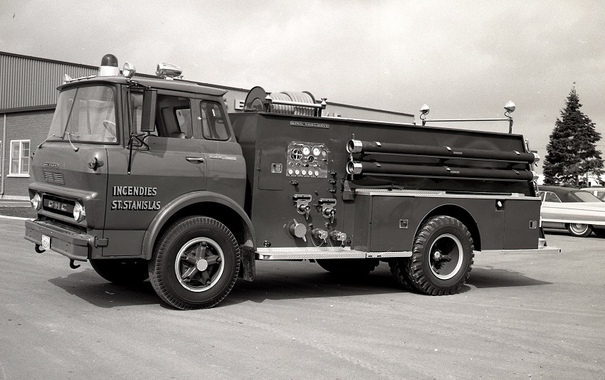 King-Seagrave delivery photo of serial 66051, a 1966 GMC pumper of the Service de Sécurité Incendie de Saint-Stanislas in Quebec.