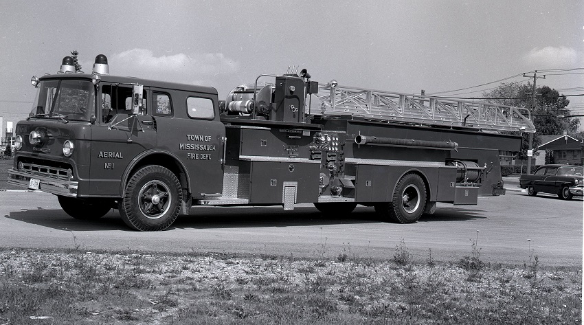 King-Seagrave delivery photo of serial 67037, a 1968 Ford quint of the Toronto Township Fire Department in Ontario.