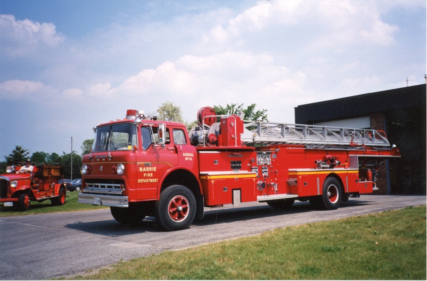 Photo of King-Seagrave serial 70043, a 1971 Ford quint of the Barrie Fire Department in Ontario.