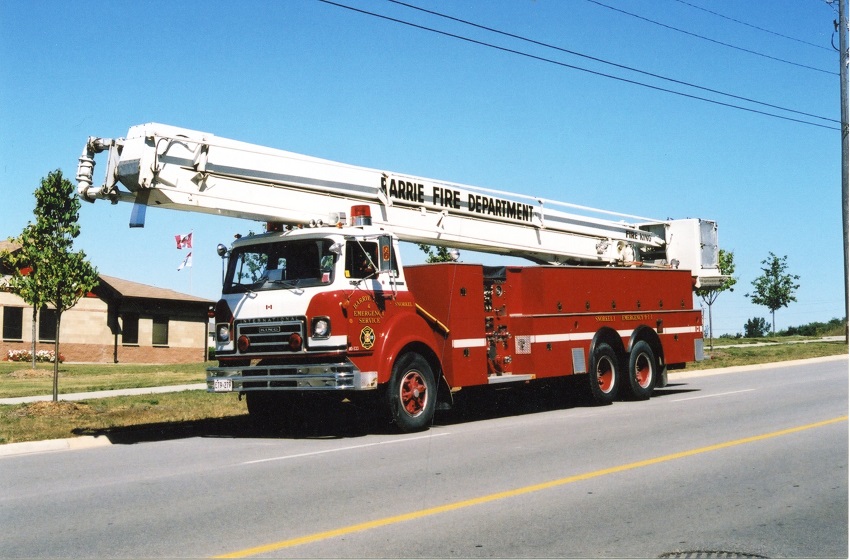 Photo of King-Seagrave serial 79068, a 1980 International  platform of the Barrie Fire Department in Ontario.