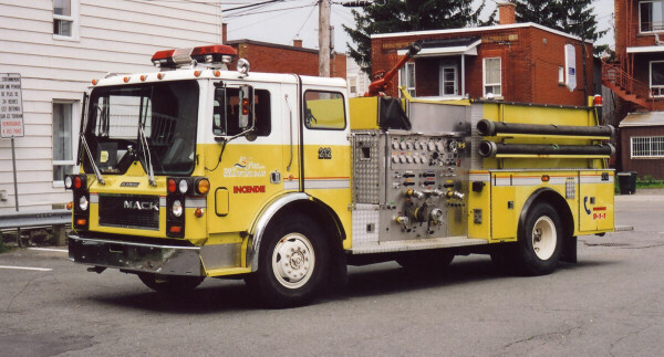 Photo of King-Seagrave serial 800015, a 1980 Mack pumper of the Sécurité Incendie de Shawinigan in Quebec.