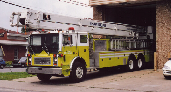 Photo of King-Seagrave serial 810076, a 1983 Mack platform of the Service de Sécurité Incendie de Shawinigan in Quebec.