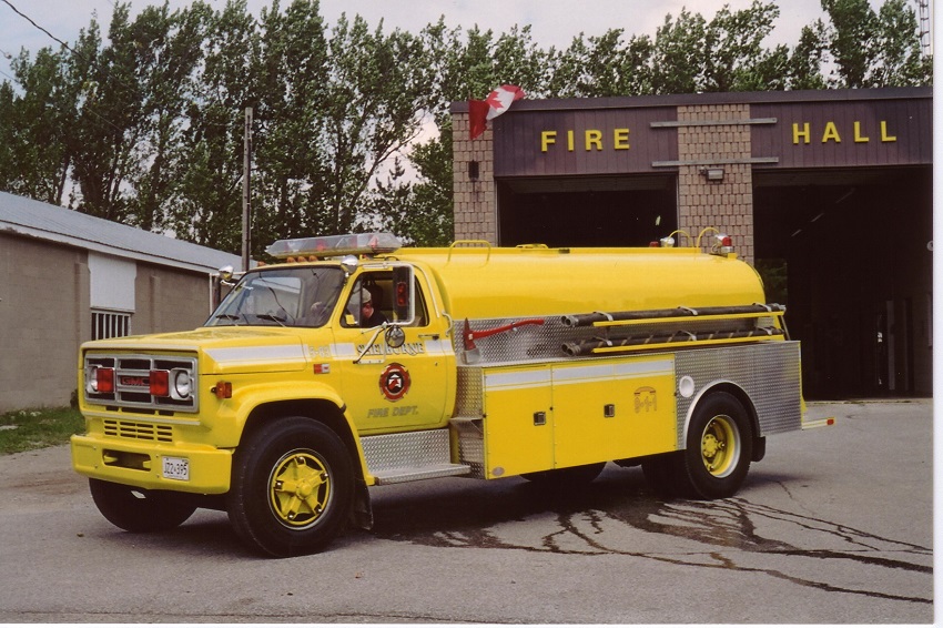 Photo of King-Seagrave serial 830009, a 1983 GMC tanker of the Shelburne & District Fire Department in Ontario.