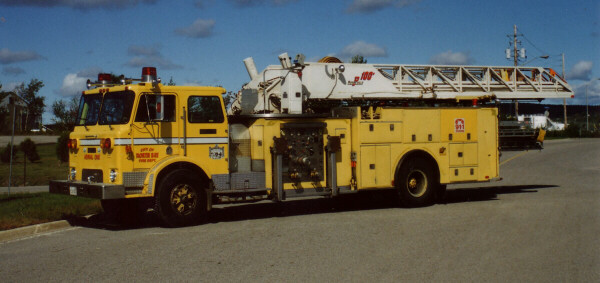 Photo of Pierreville serial PFT-812, a 1978 Scot quint of the North Bay Fire Department in Ontario.